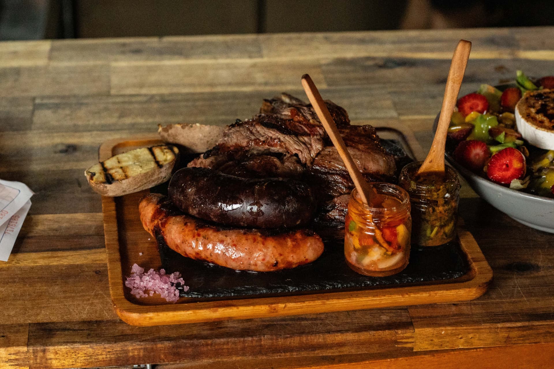 Tabla con chorizo, morcilla y salsas caseras